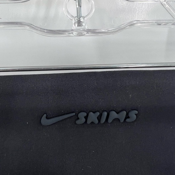 NikeSKIMS Matte Women's High-Waisted 26" Leggings medium - Picture 8 of 16